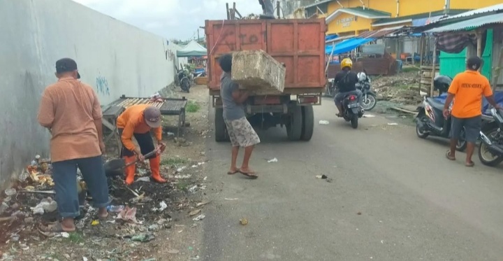 Petugas DLH Parepare Intensif Bersihkan dan Angkut Sampah di Area Pasar
